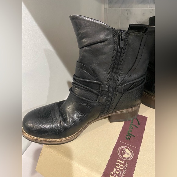 Clark Volara Dina black leather ladies boots size 7. Gentle Worn. - Picture 3 of 7